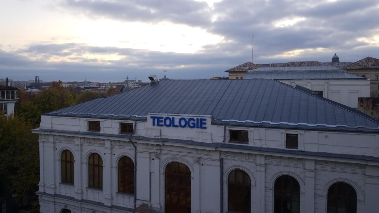 Private Room At Ceausescu'S Place In Old City Unirii Square Bucharest Exterior photo
